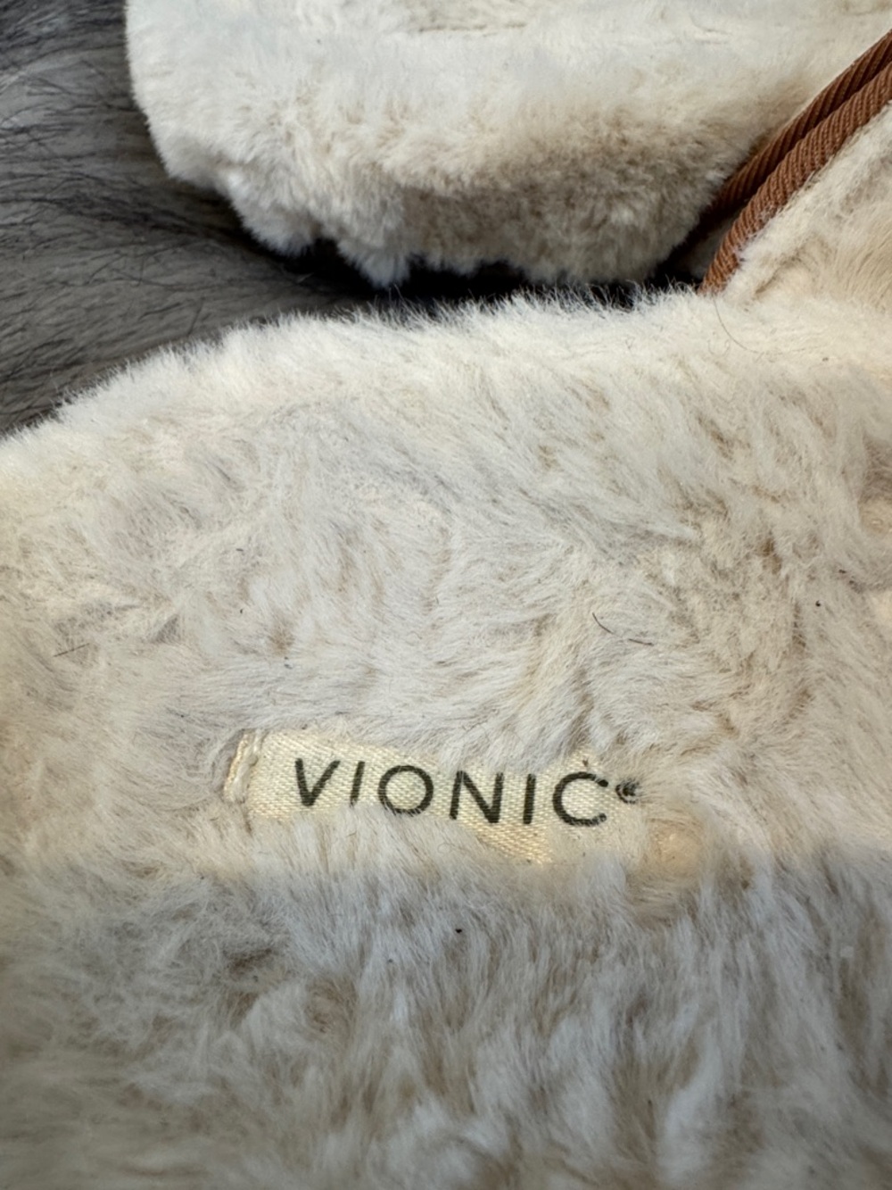 PRICE FIRM Vionic Cream Slip-On Mule Slippers with Brown Trim Size 9 - Picture 2 of 8